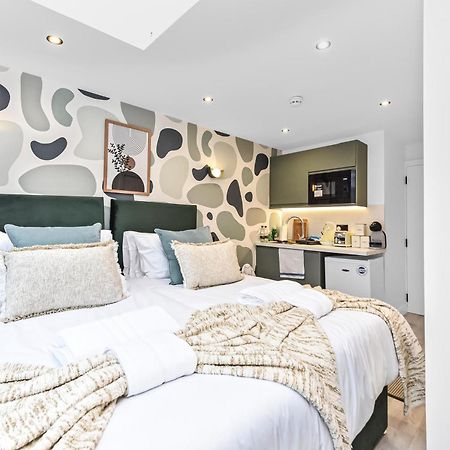 Sleek & Modern Studio Getaway With Artistic Flair Лондон Екстериор снимка