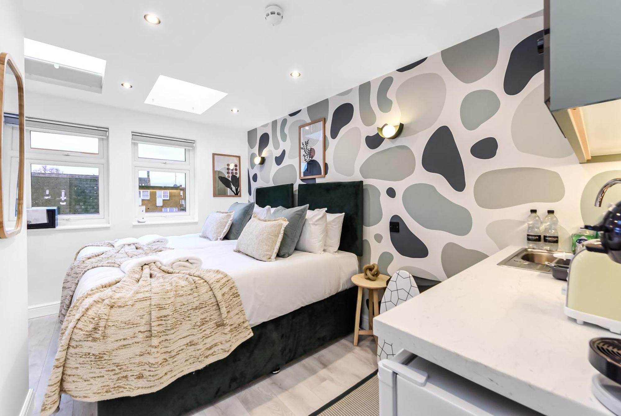 Sleek & Modern Studio Getaway With Artistic Flair Лондон Екстериор снимка
