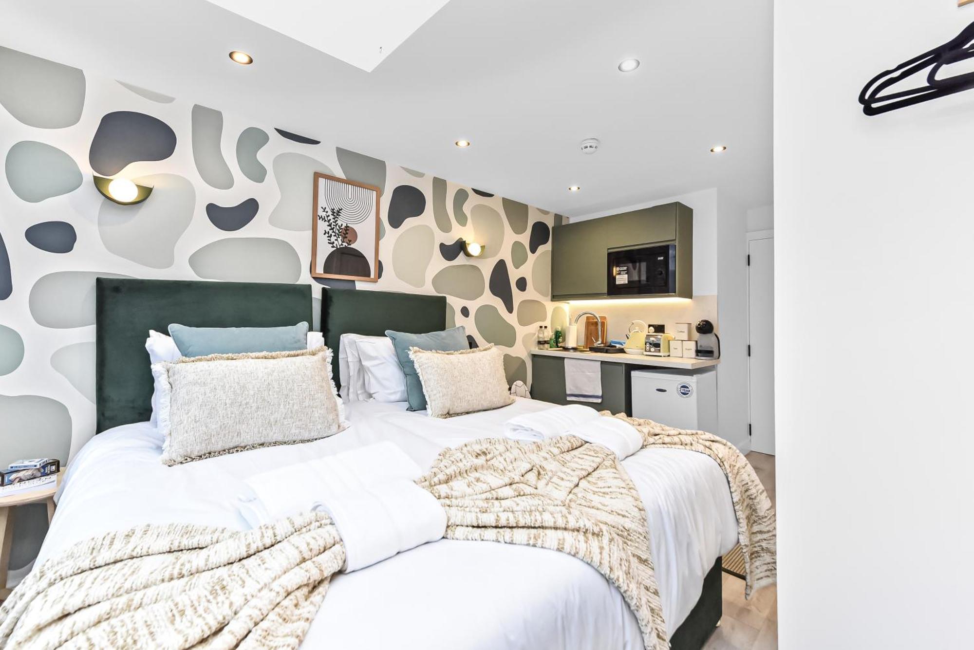 Sleek & Modern Studio Getaway With Artistic Flair Лондон Екстериор снимка